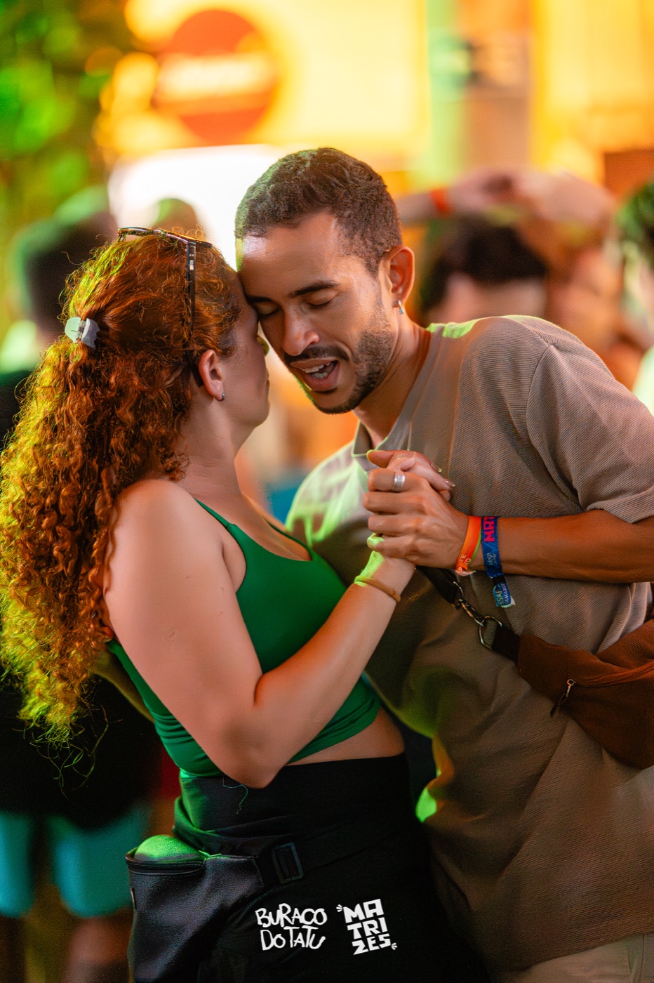Casal dançando forró durante o Festival Matrizes 2026 em Itaúnas