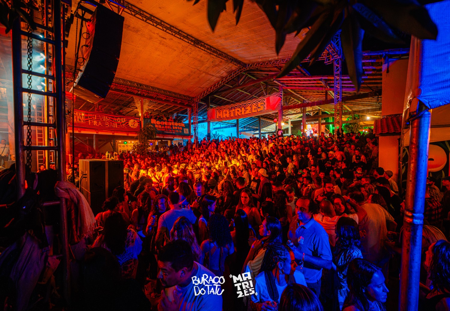 Casa cheia no Festival Matrizes 2026 no Buraco do Tatu em Itaúnas