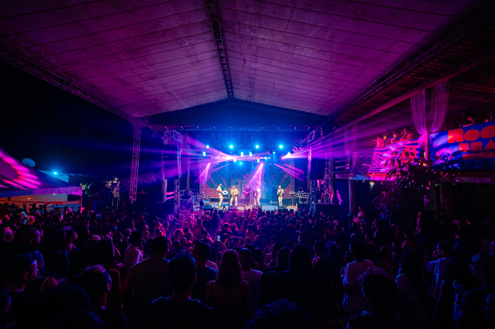 Palco do Festival Matrizes 2026 com show de forró em Itaúnas